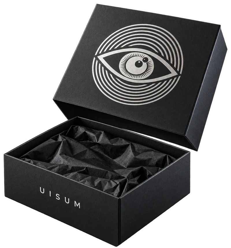Geöffnete Geschenkbox, auf dem Deckel das Uisum-Auge in Silber